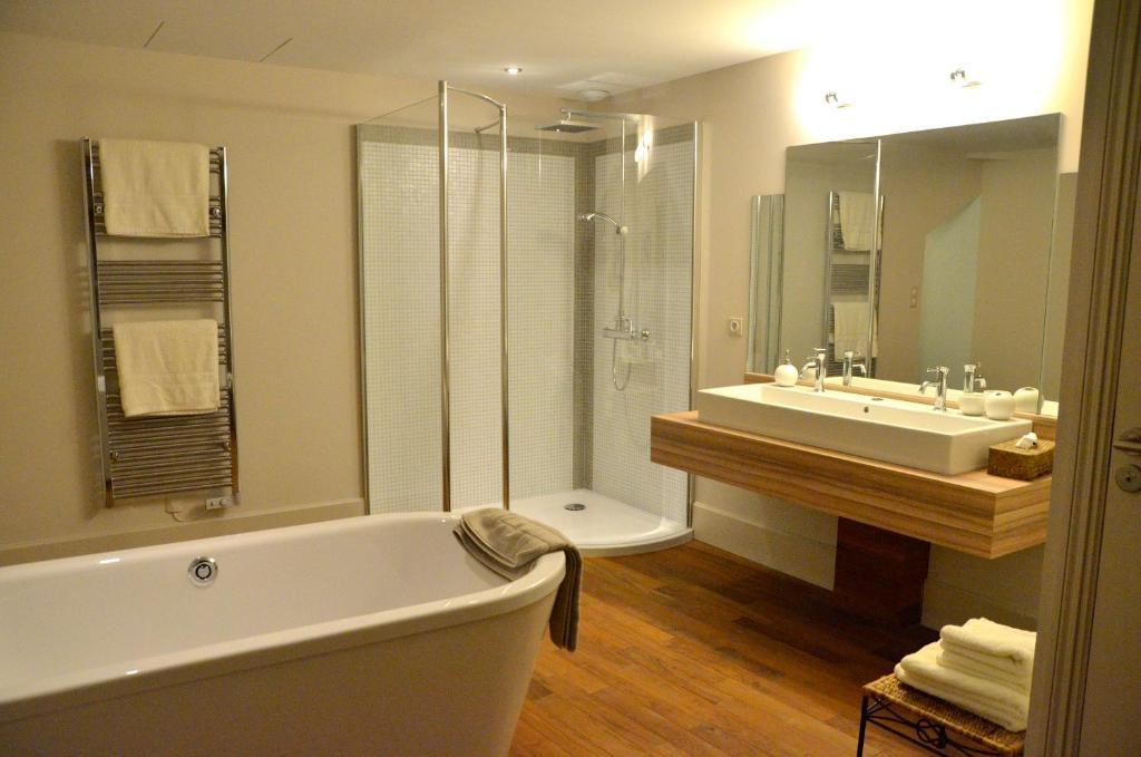 Domaine Des Grands Cedres Bed & Breakfast Cordelle Oda fotoğraf
