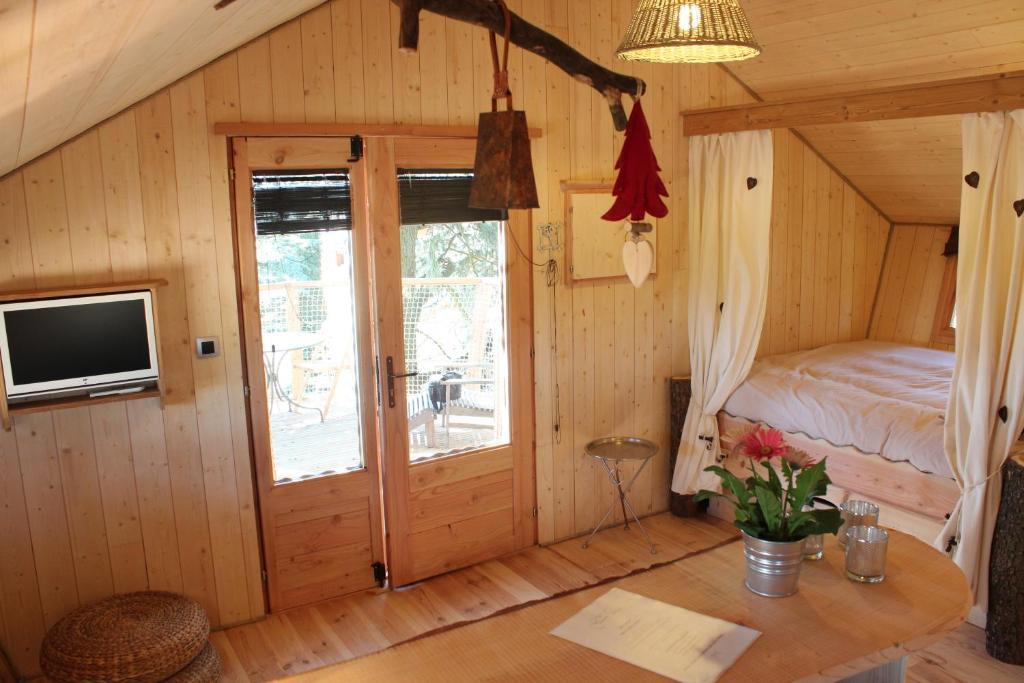 Domaine Des Grands Cedres Bed & Breakfast Cordelle Oda fotoğraf