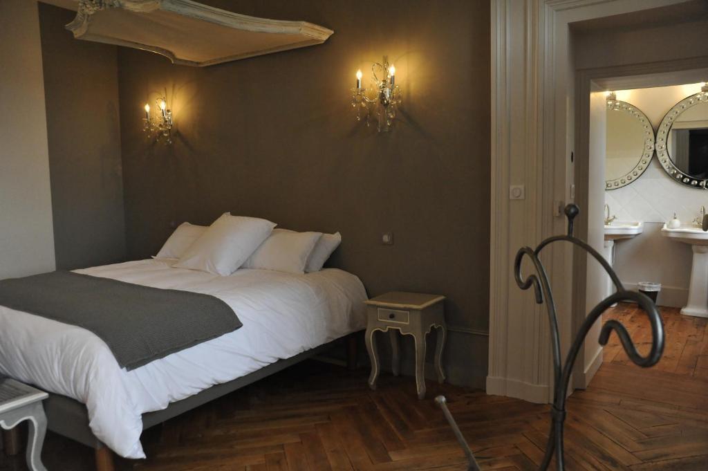 Domaine Des Grands Cedres Bed & Breakfast Cordelle Oda fotoğraf