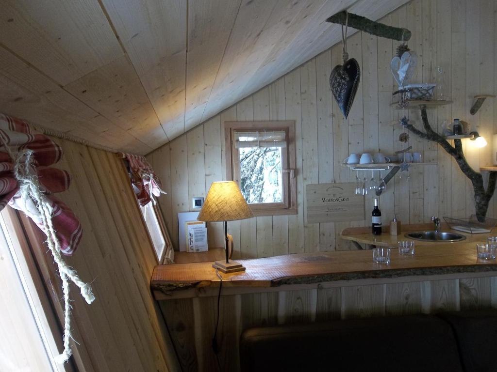 Domaine Des Grands Cedres Bed & Breakfast Cordelle Oda fotoğraf