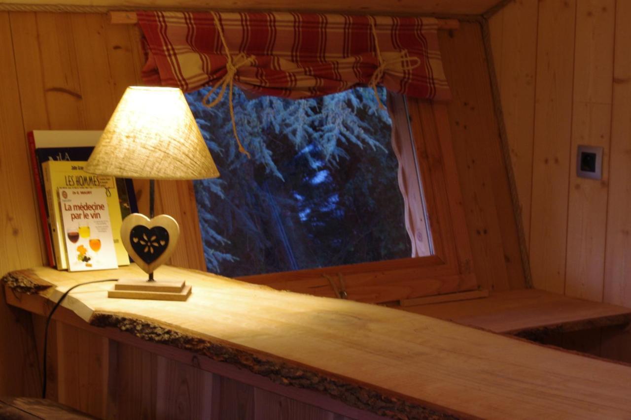 Domaine Des Grands Cedres Bed & Breakfast Cordelle Oda fotoğraf