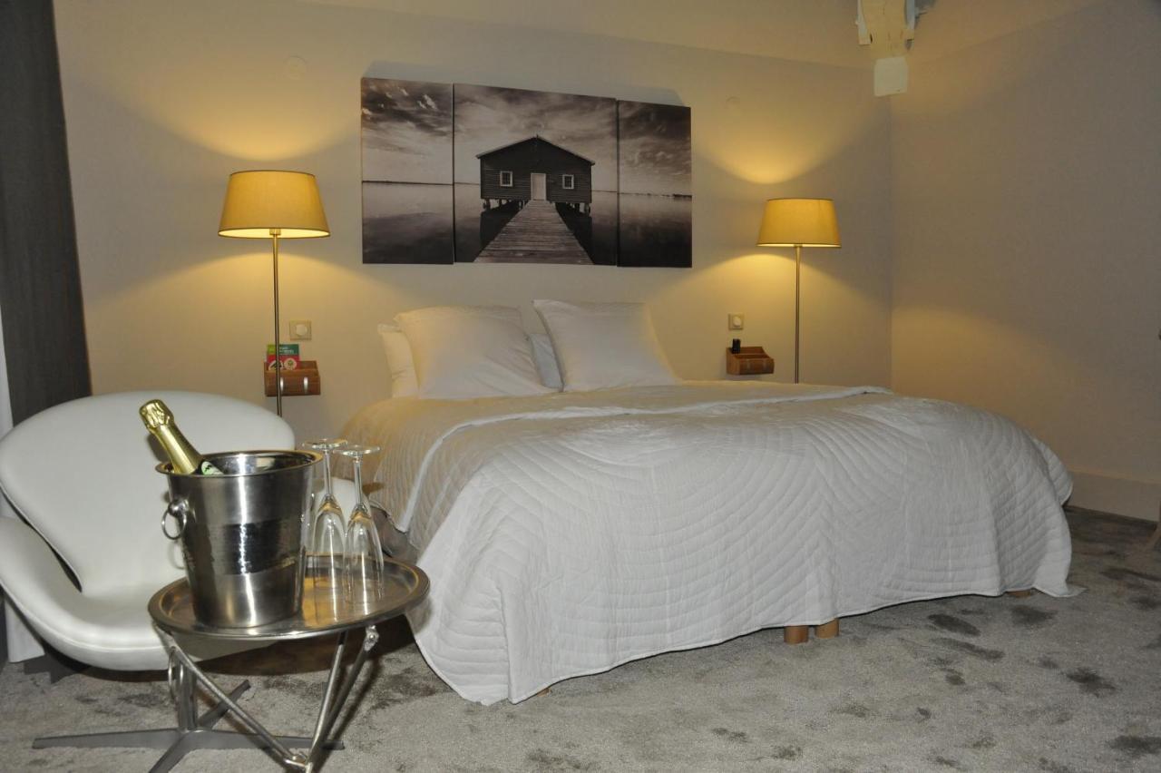 Domaine Des Grands Cedres Bed & Breakfast Cordelle Oda fotoğraf